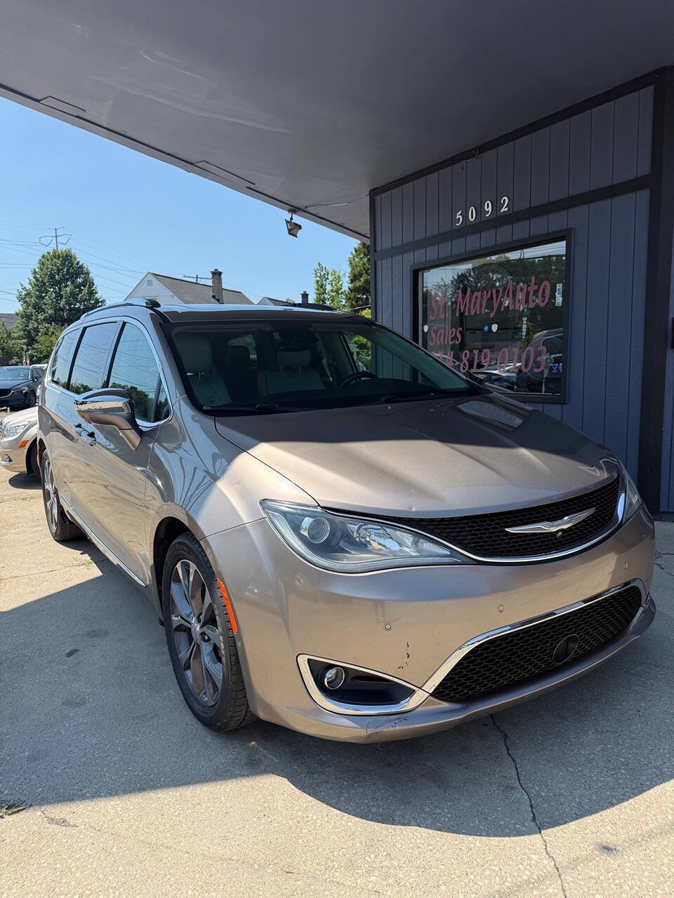 Used 2018 Chrysler Pacifica Limited w/ Tire & Wheel Group FWD image 3