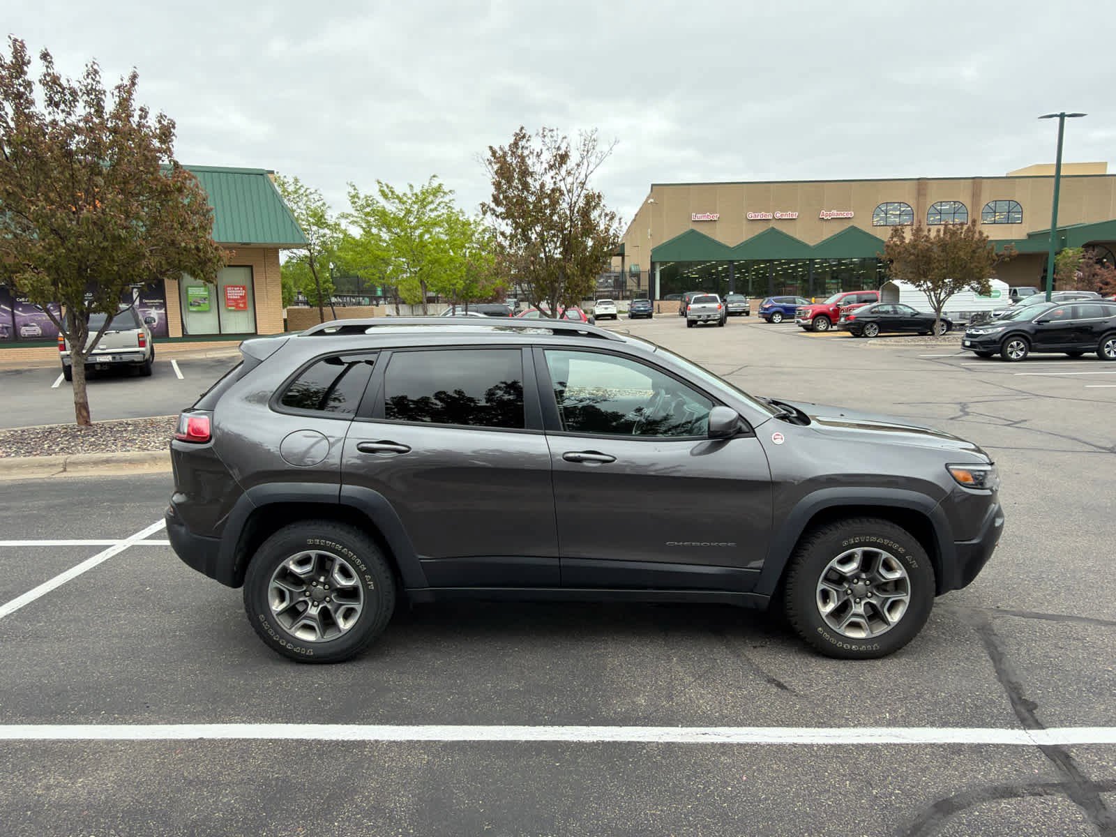 Used 2019 Jeep Cherokee Trailhawk w/ Cold Weather Group AWD/4WD image 3
