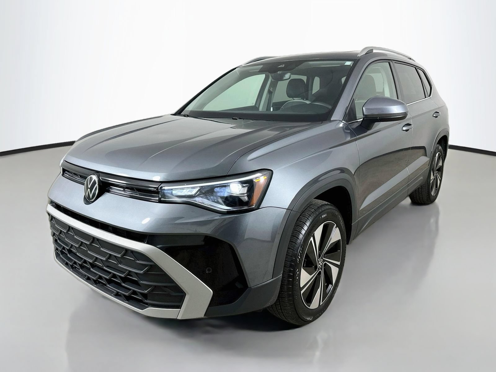 Used 2025 Volkswagen Taos SE w/ Panoramic Sunroof Package