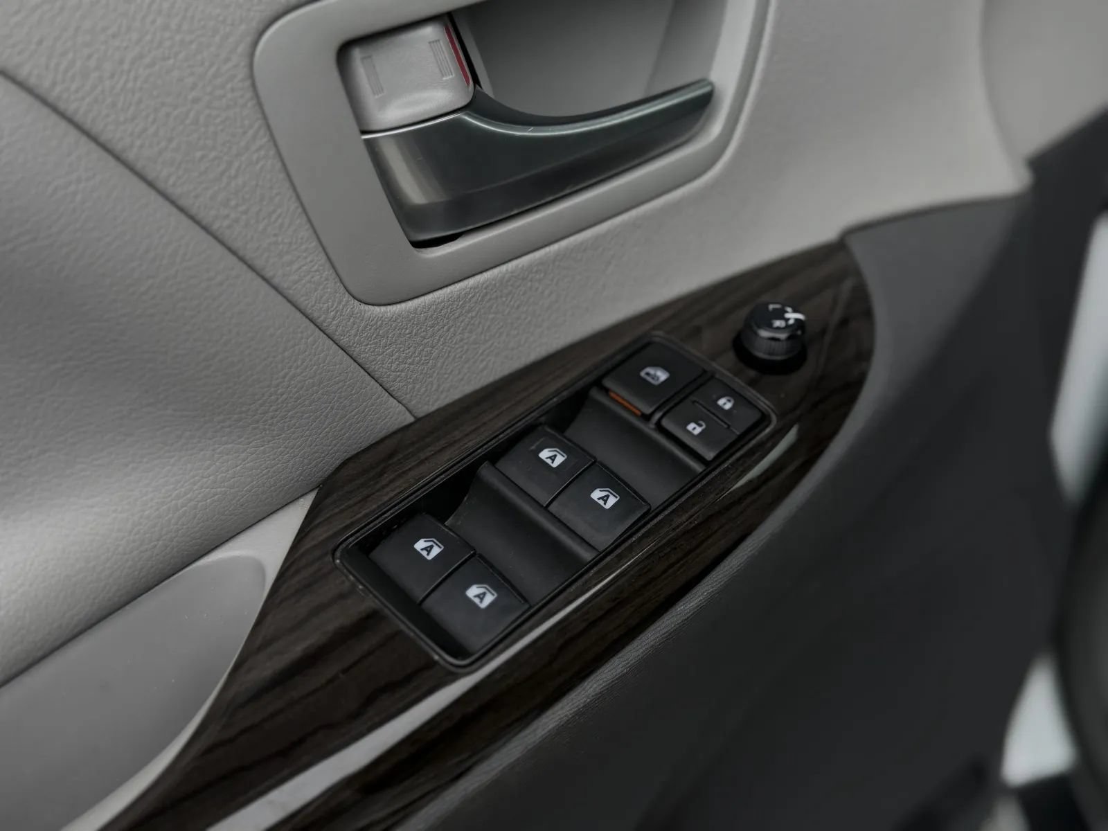 Used 2019 Toyota Sienna XLE w/ XLE Navigation Package FWD image 28