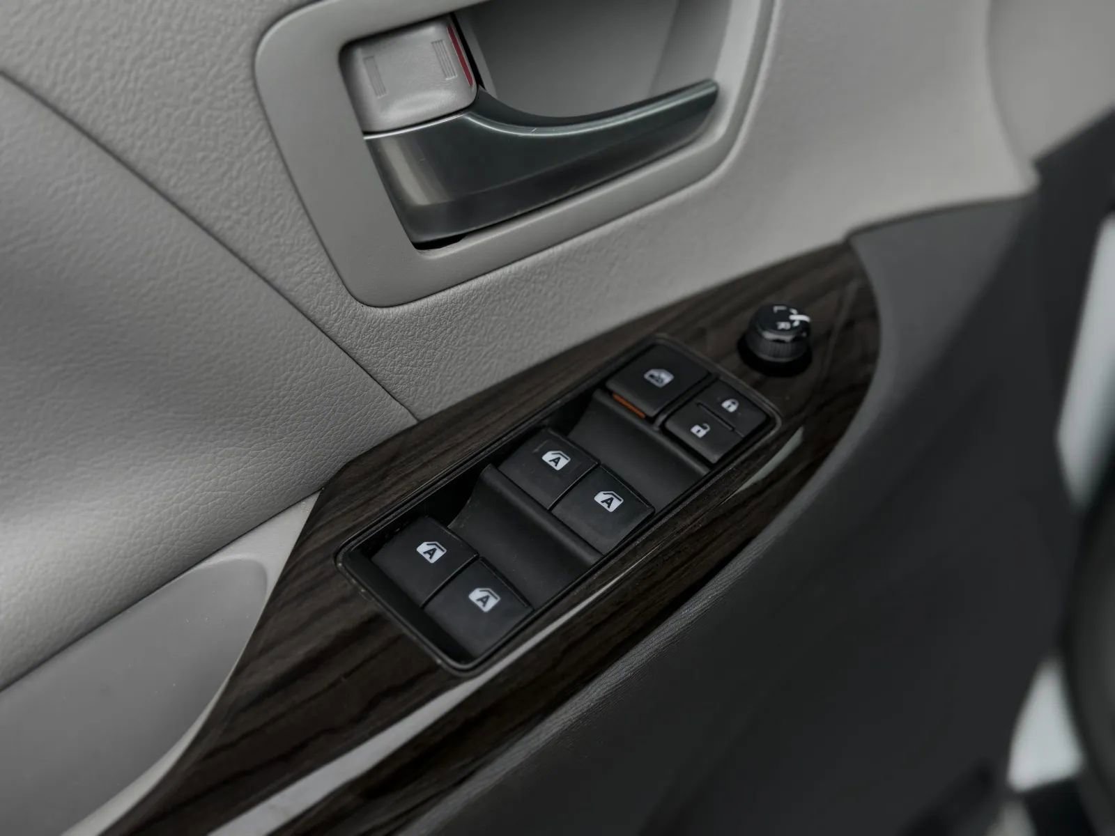 Used 2019 Toyota Sienna XLE w/ XLE Navigation Package FWD image 28