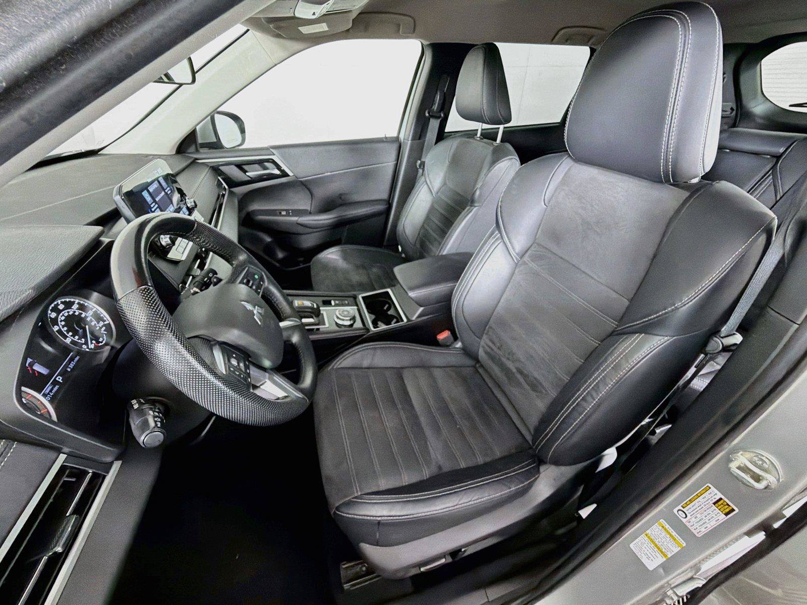Used 2023 Mitsubishi Outlander SE AWD/4WD image 2