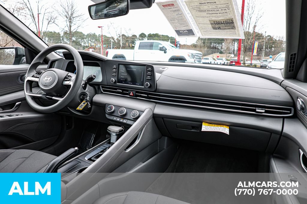 Used 2025 Hyundai Elantra SE FWD image 29