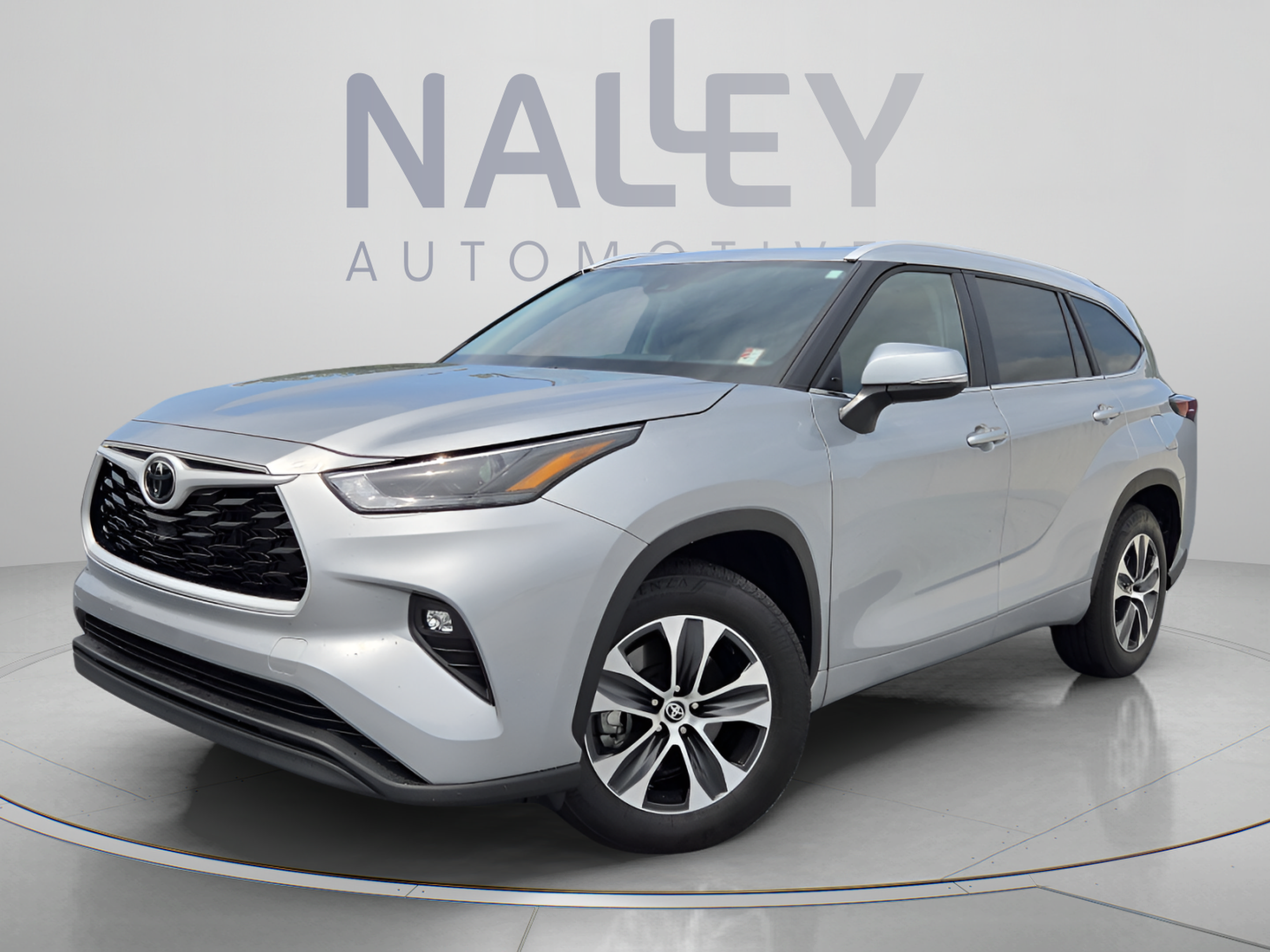 Used 2025 Toyota Highlander XLE FWD image 1