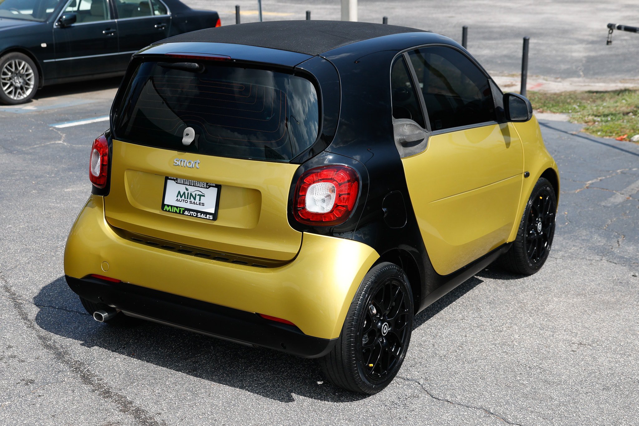 Used 2017 smart fortwo Proxy RWD image 15