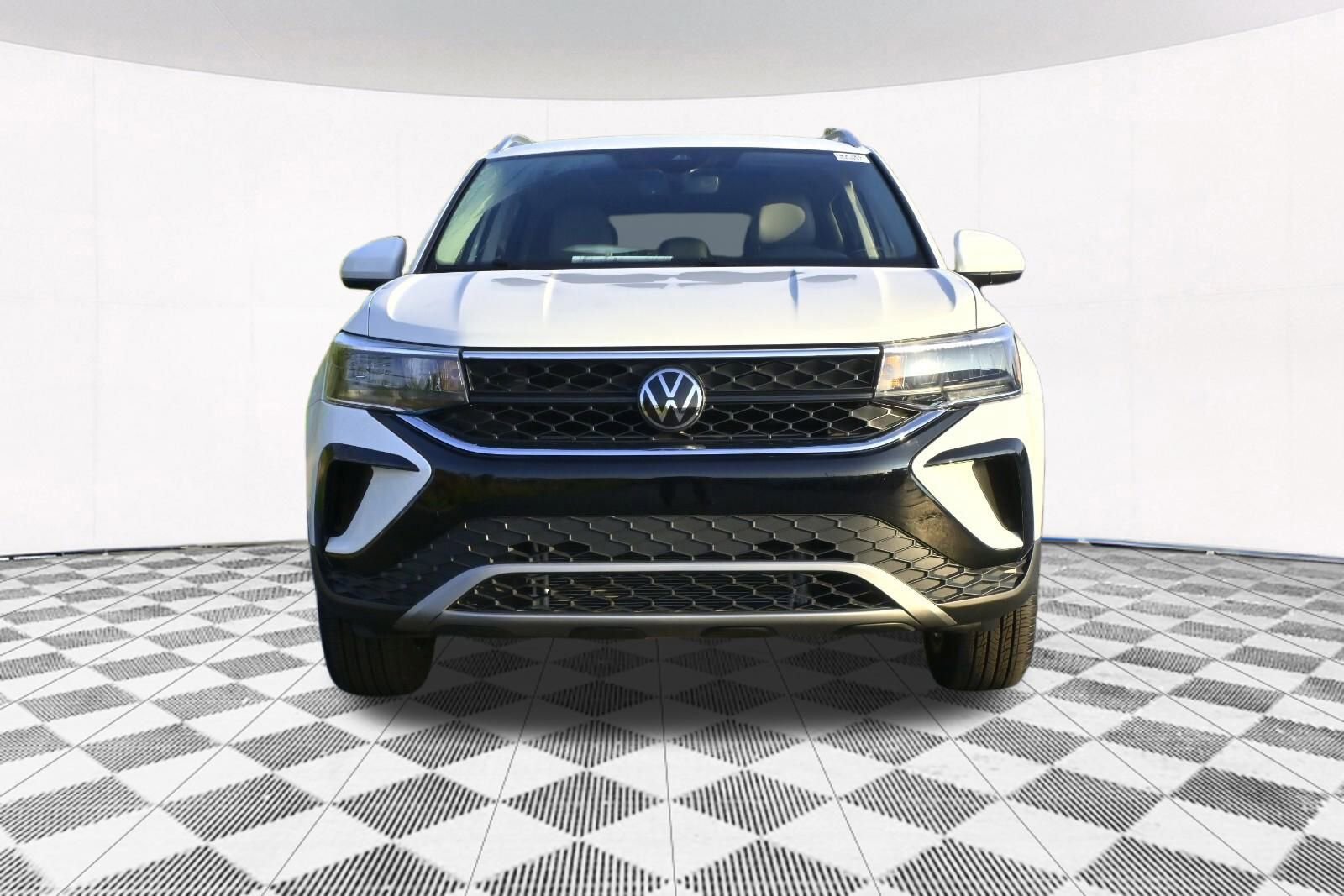 Used 2024 Volkswagen Taos SE w/ Panoramic Sunroof Package image 15