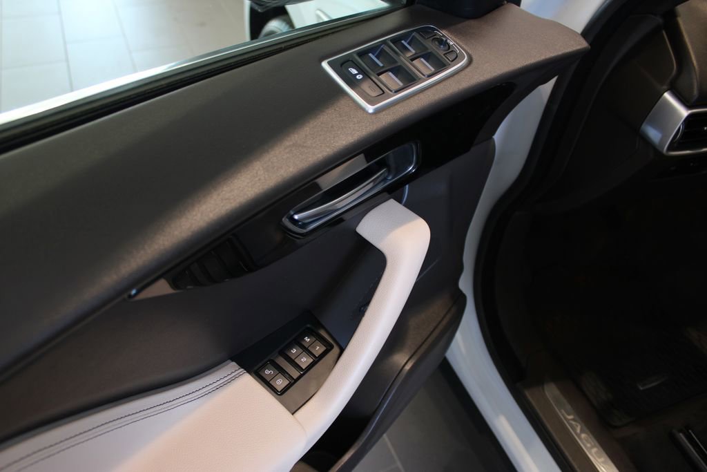Used 2017 Jaguar F-PACE Prestige AWD/4WD image 28