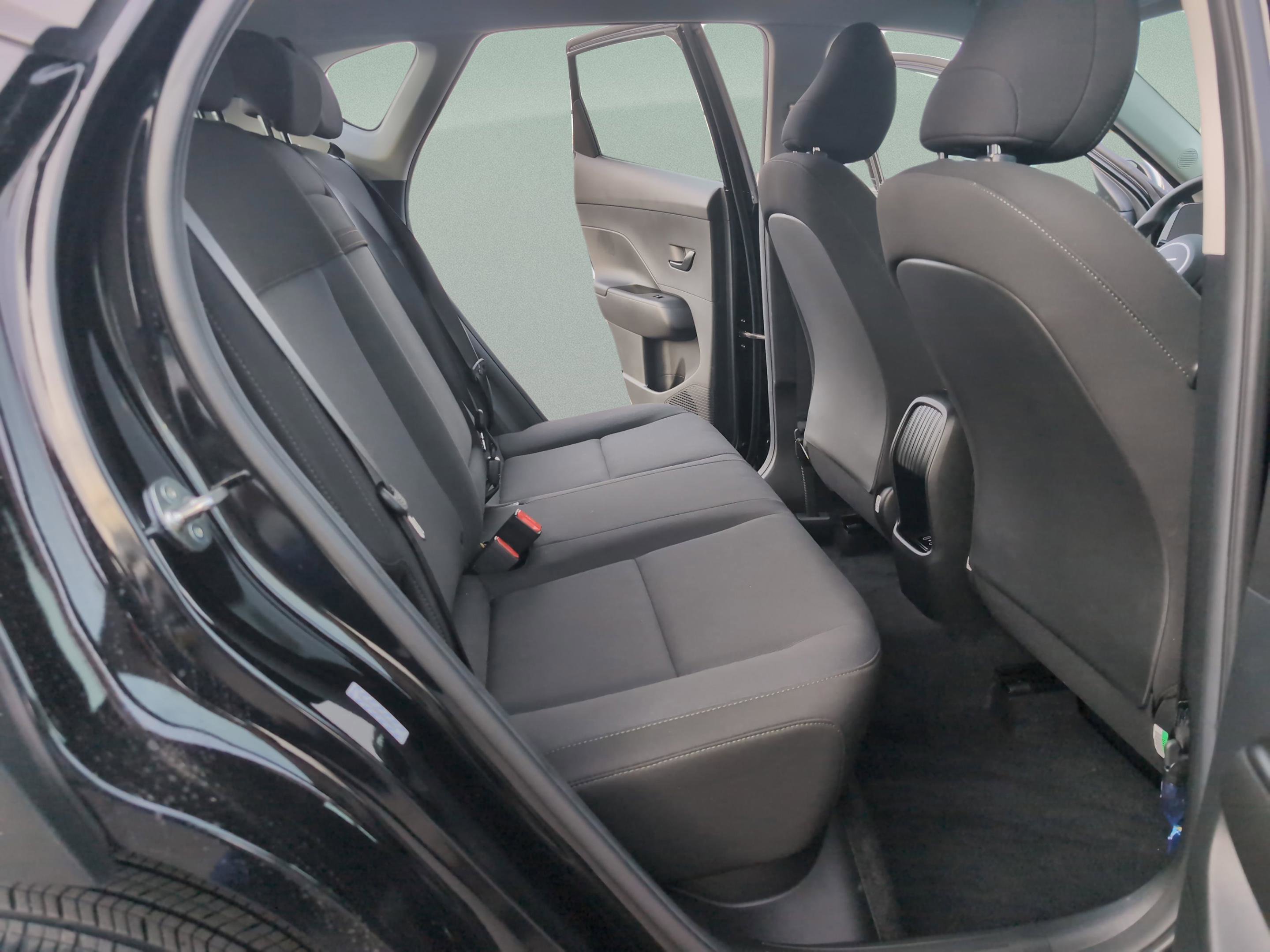 Used 2025 Hyundai Kona SE image 12