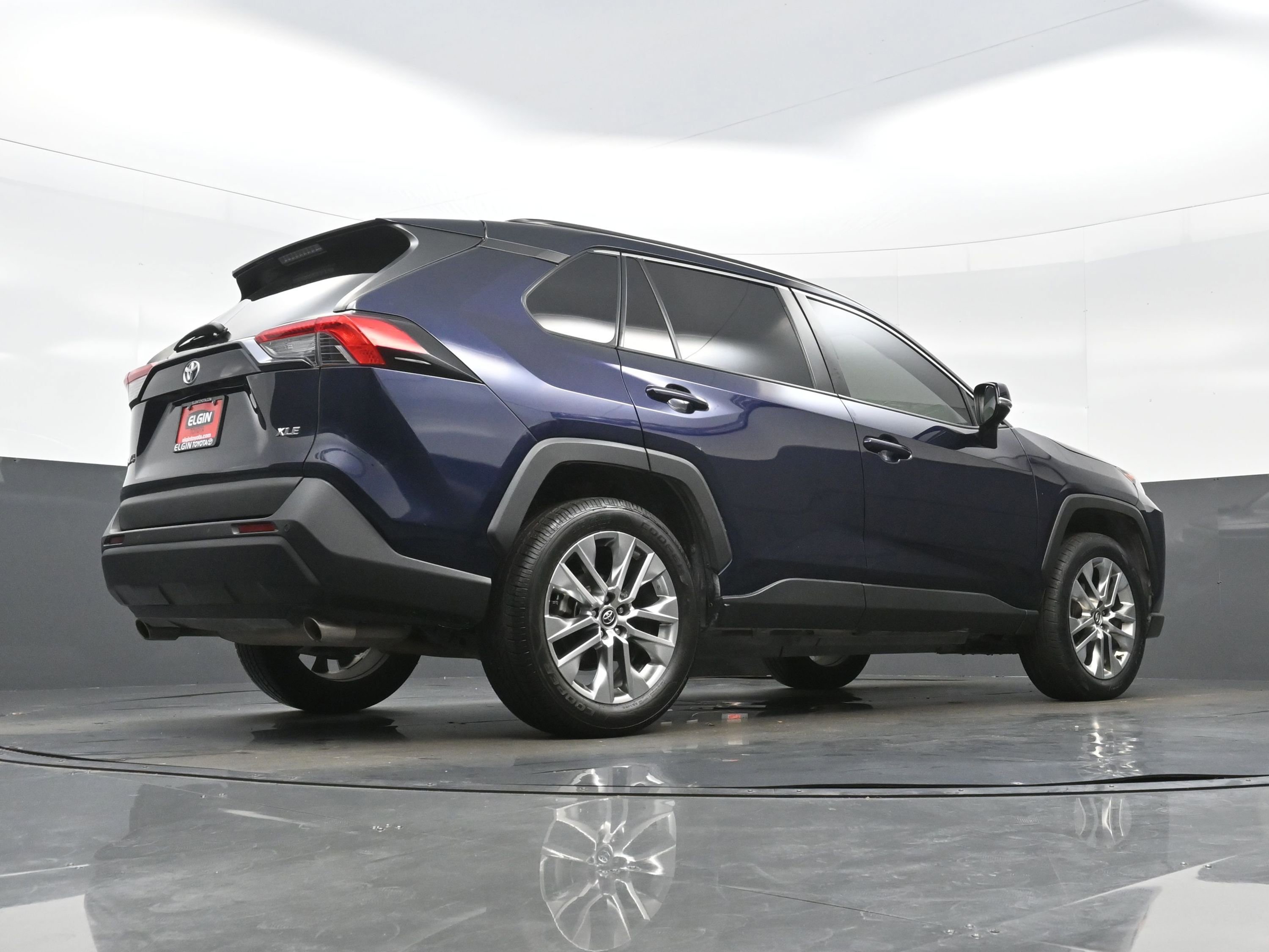 Used 2020 Toyota RAV4 XLE Premium FWD image 32