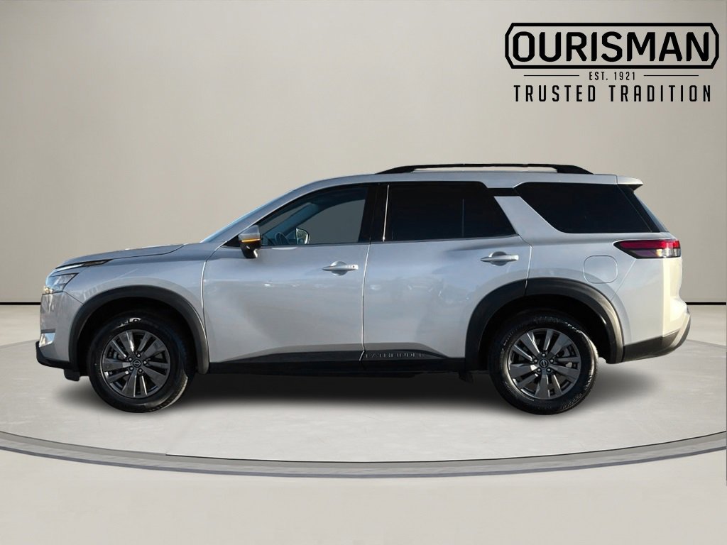 Used 2024 Nissan Pathfinder SV image 3