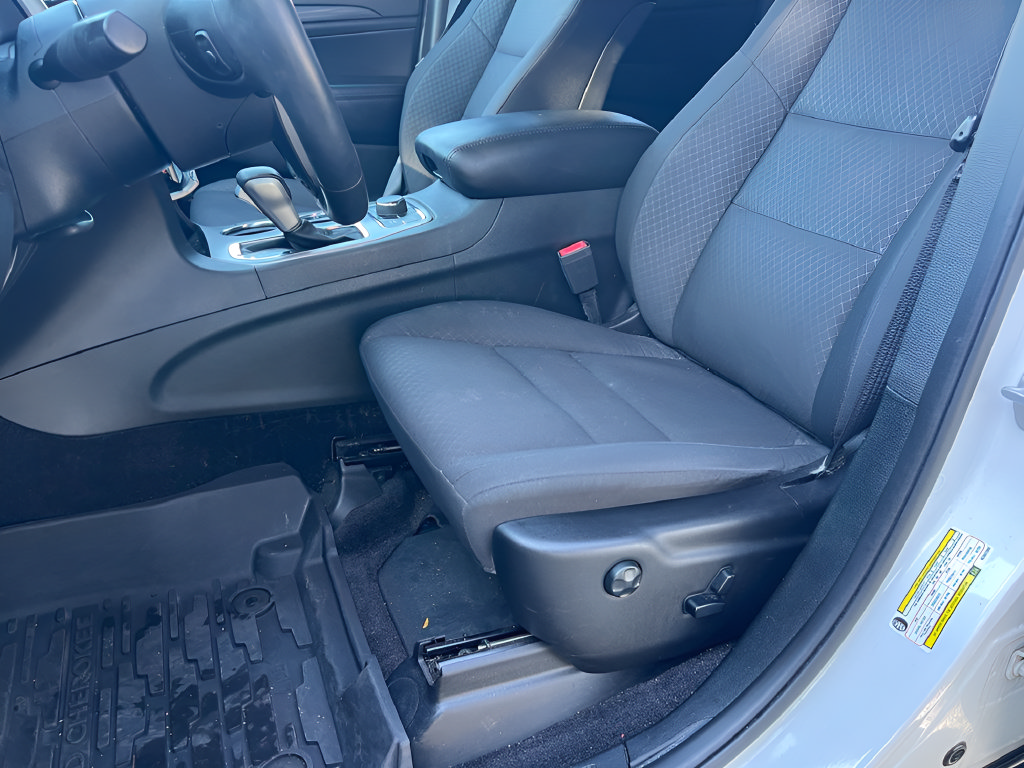 Used 2019 Jeep Grand Cherokee Laredo AWD/4WD image 14
