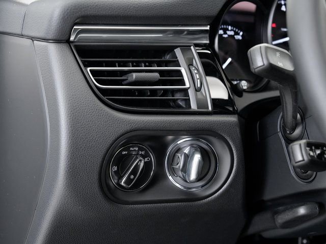 Certified 2025 Porsche Macan image 10