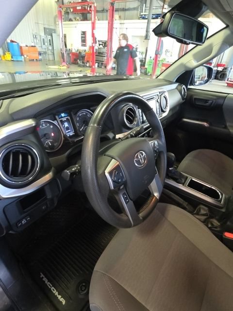 Used 2019 Toyota Tacoma SR5 AWD/4WD image 11