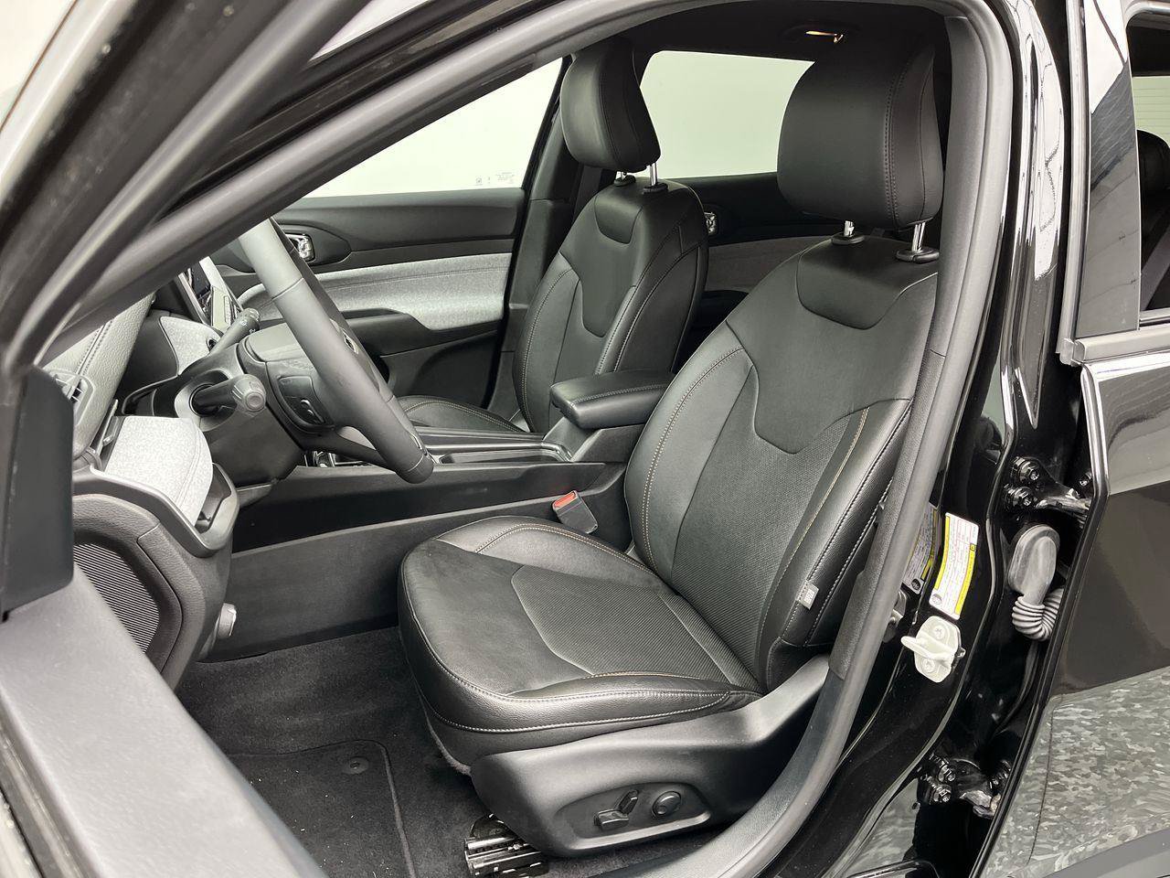 Used 2023 Jeep Compass Latitude AWD/4WD image 8