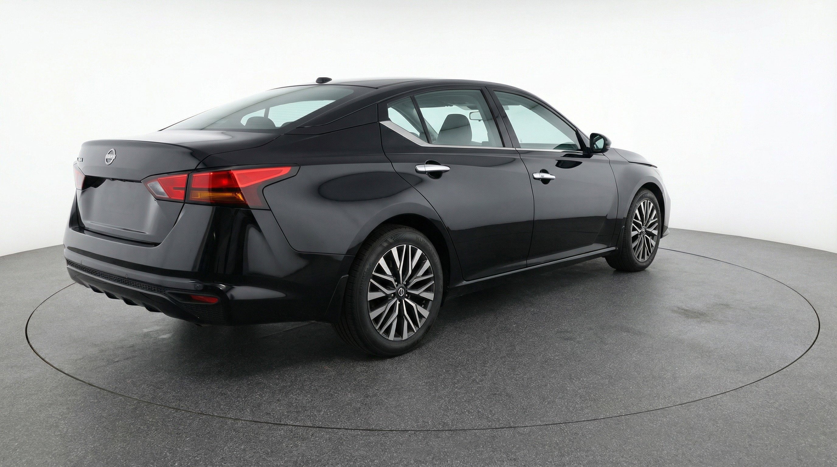 Used 2025 Nissan Altima 2.5 SV image 9