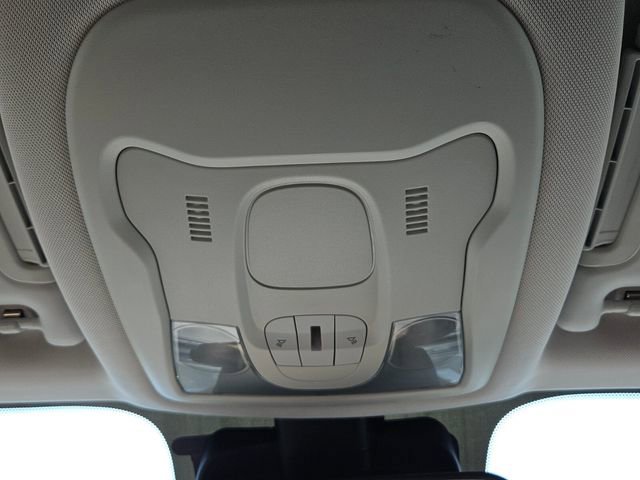 Used 2018 Jeep Renegade Latitude FWD image 21
