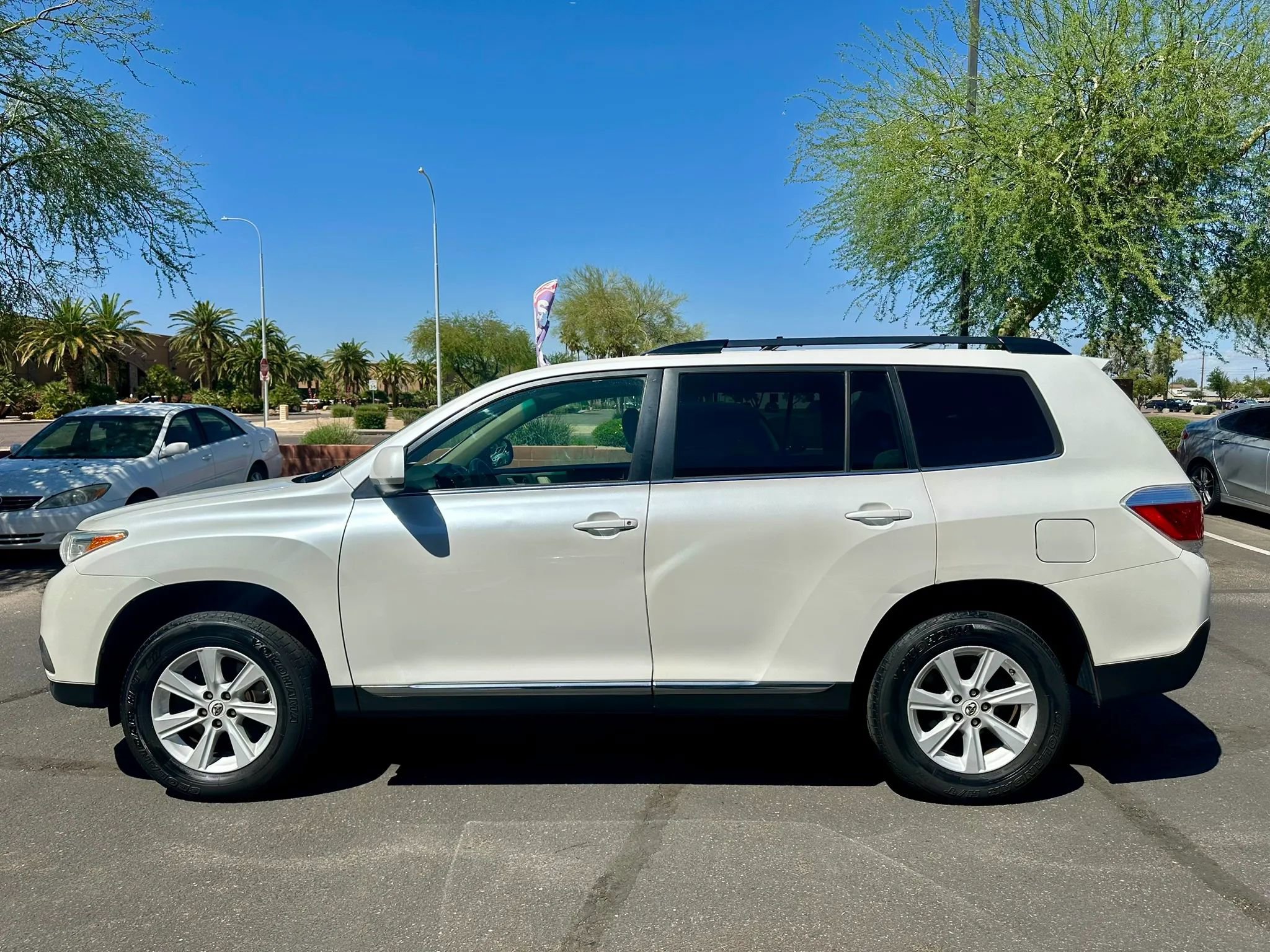 Used 2012 Toyota Highlander FWD w/ Tech Pkg image 4