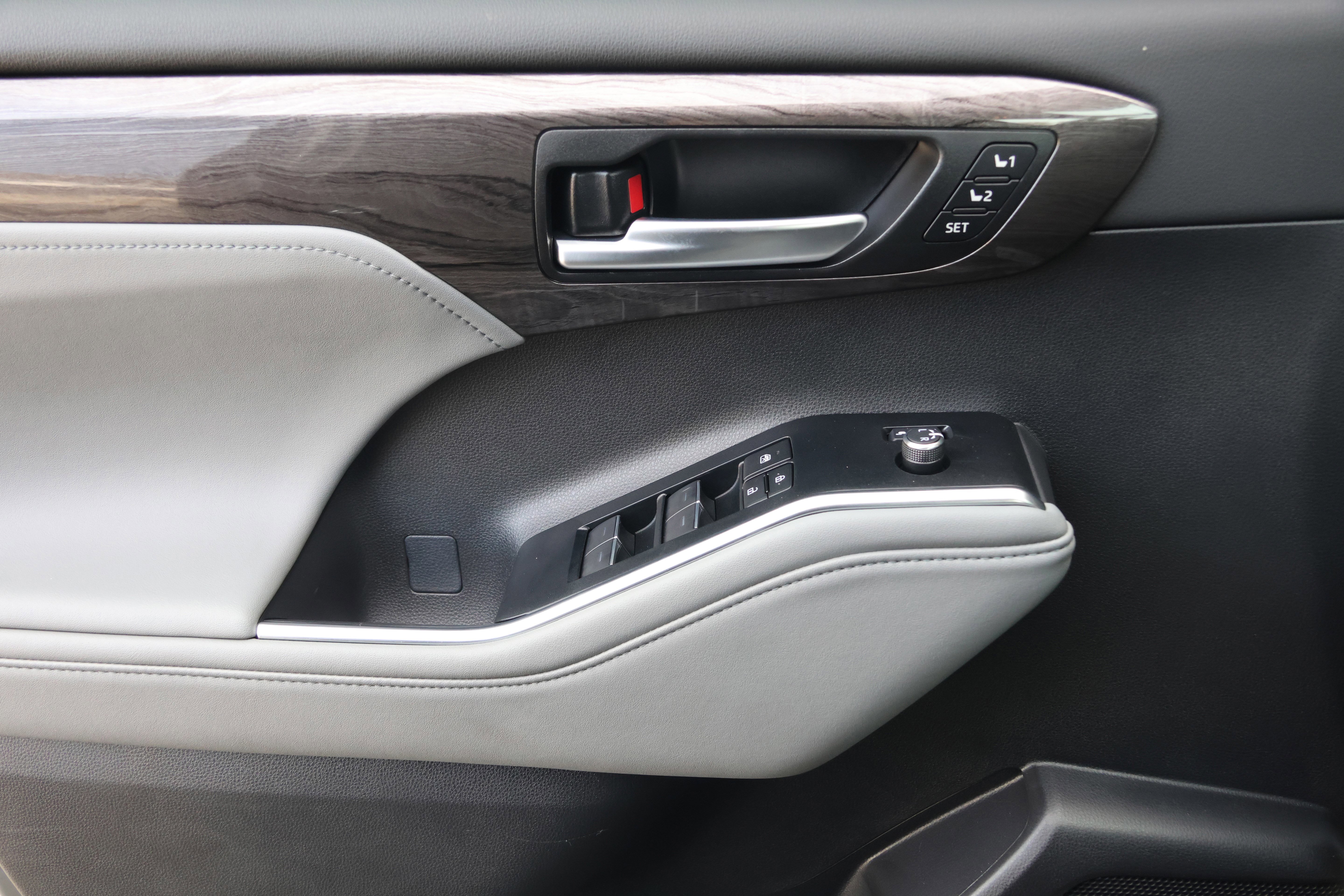 Used 2025 Toyota Highlander Limited image 12