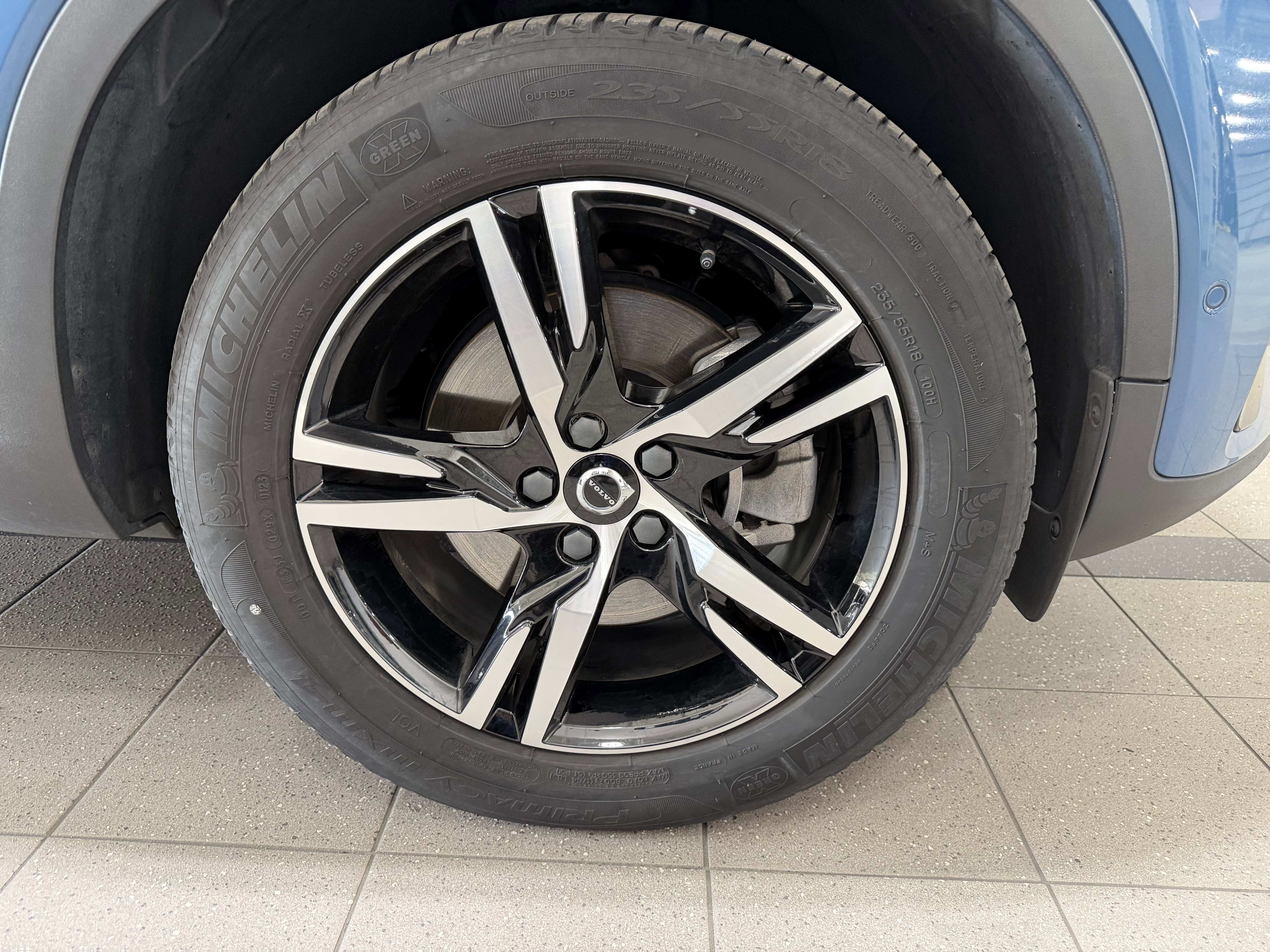 Used 2023 Volvo XC40 B5 Plus w/ Driver Assist Package AWD/4WD image 2