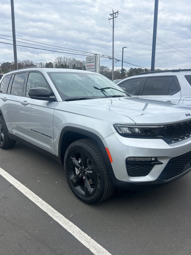 Used 2025 Jeep Grand Cherokee Limited w/ Black Appearance Package image 11