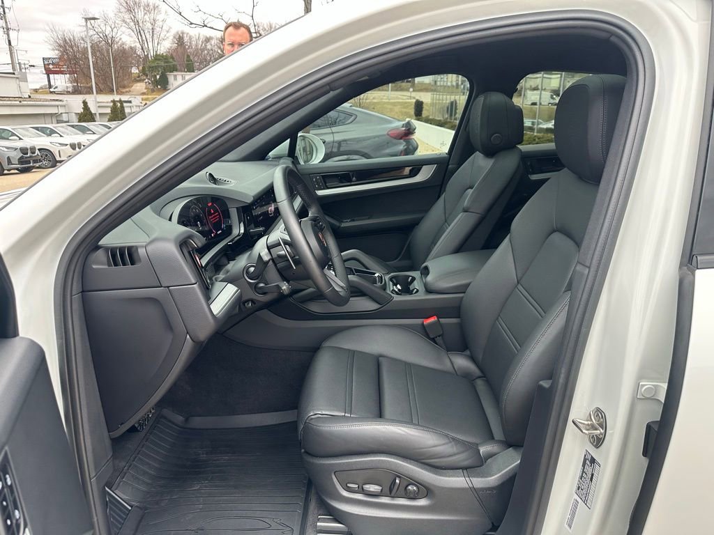 Used 2025 Porsche Cayenne Coupe image 10