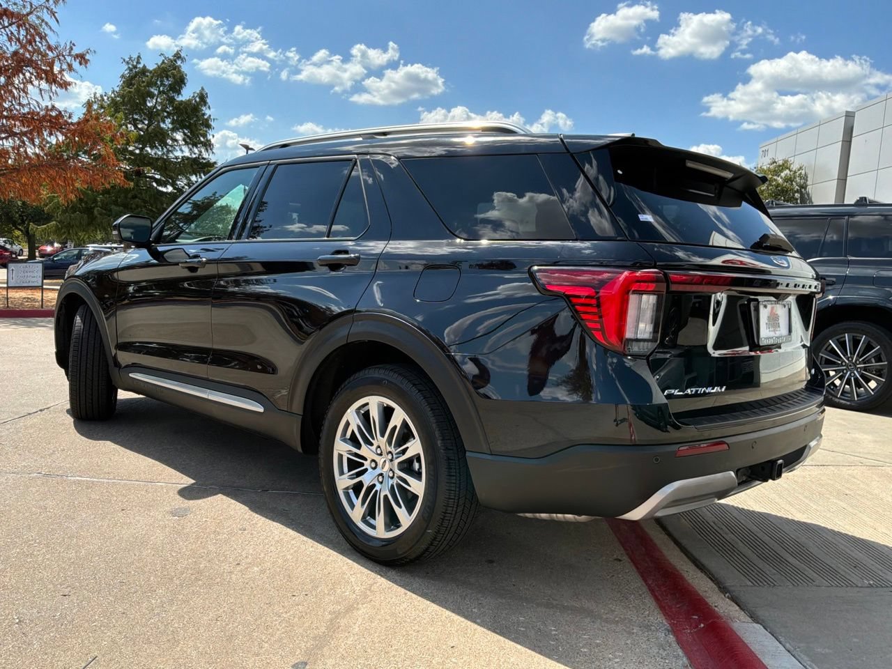 Used 2026 Ford Explorer Platinum AWD/4WD image 8