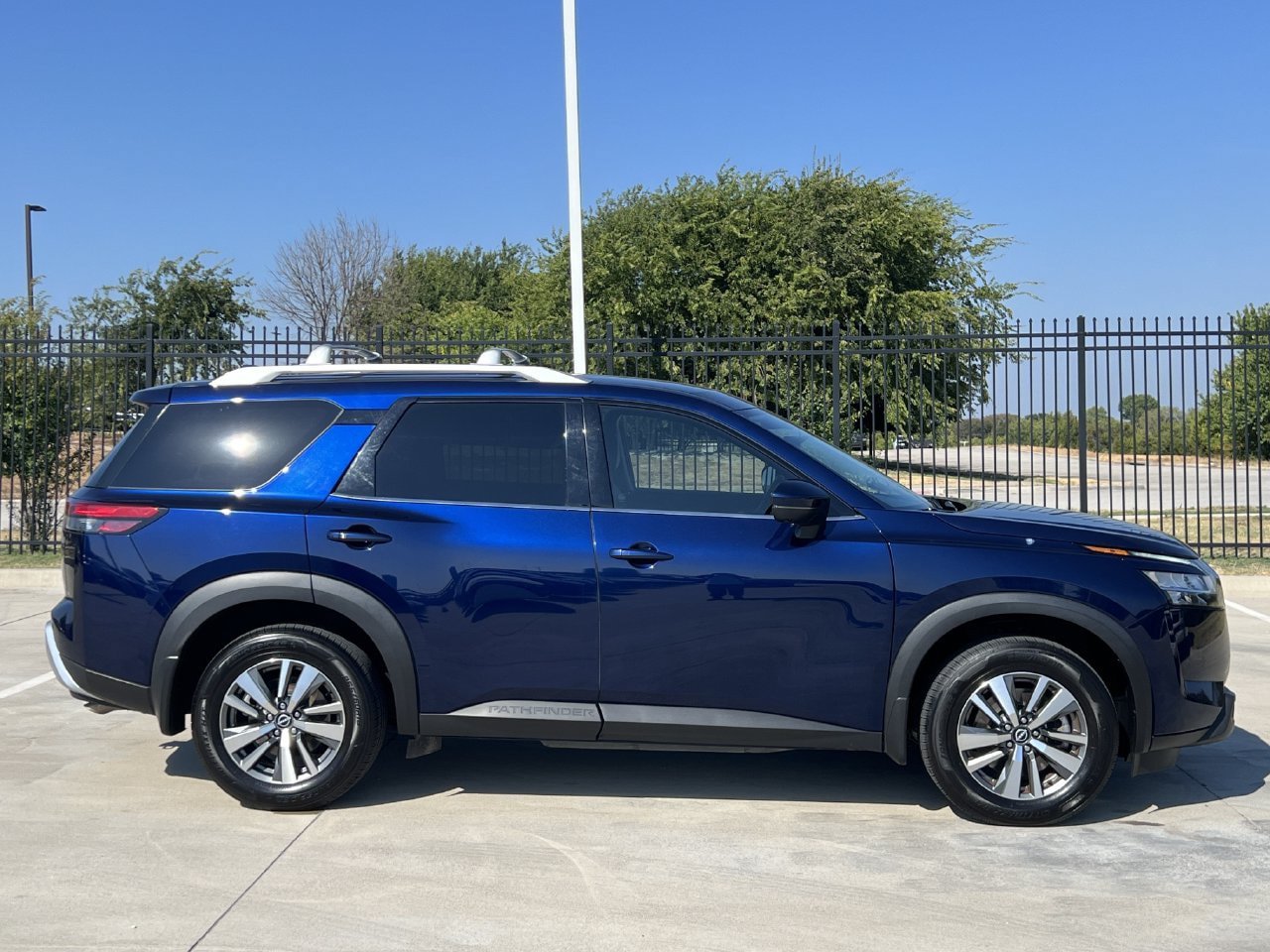 Used 2023 Nissan Pathfinder SL AWD/4WD image 3