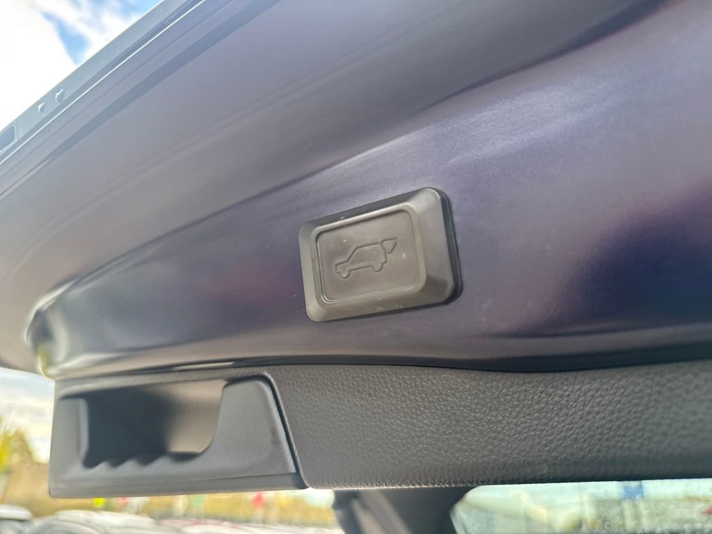 Used 2021 Toyota RAV4 XLE Premium image 6