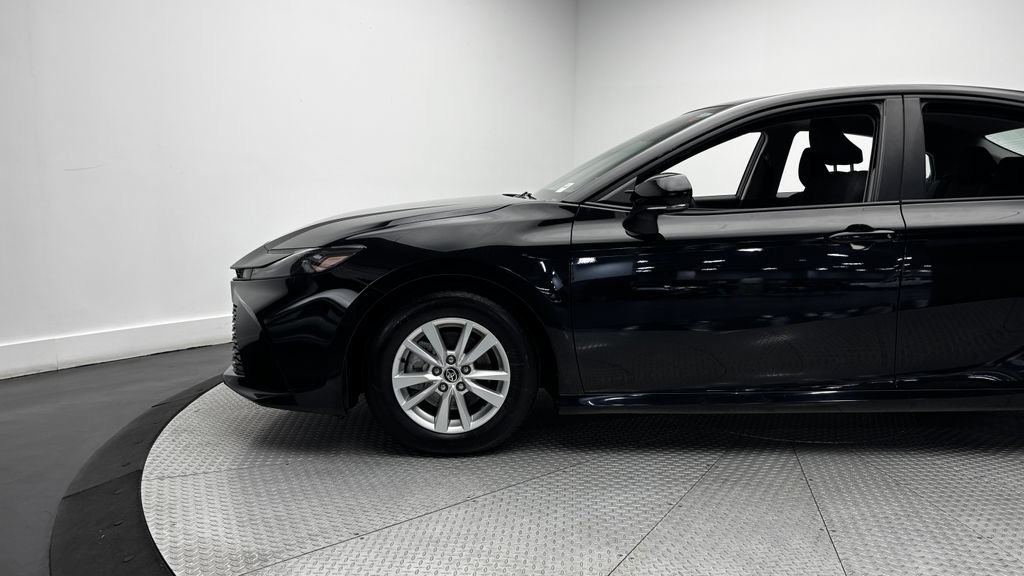 Used 2025 Toyota Camry LE FWD image 5
