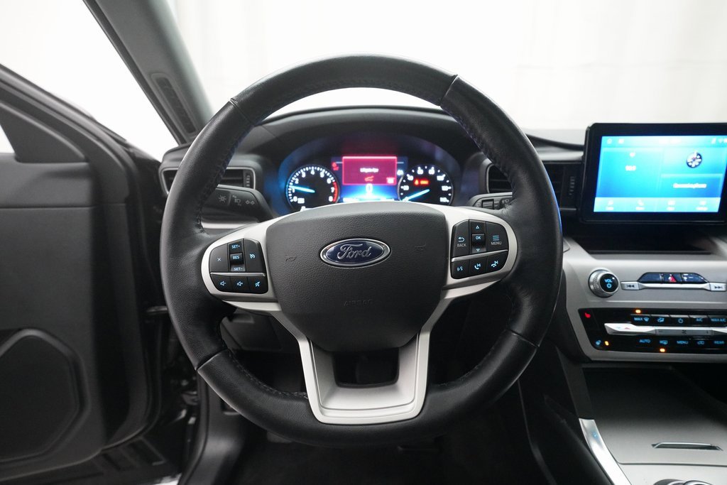 Used 2022 Ford Explorer XLT w/ Equipment Group 202A image 4