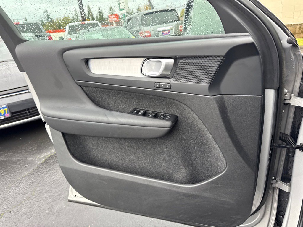 Used 2023 Volvo XC40 B5 Core image 23