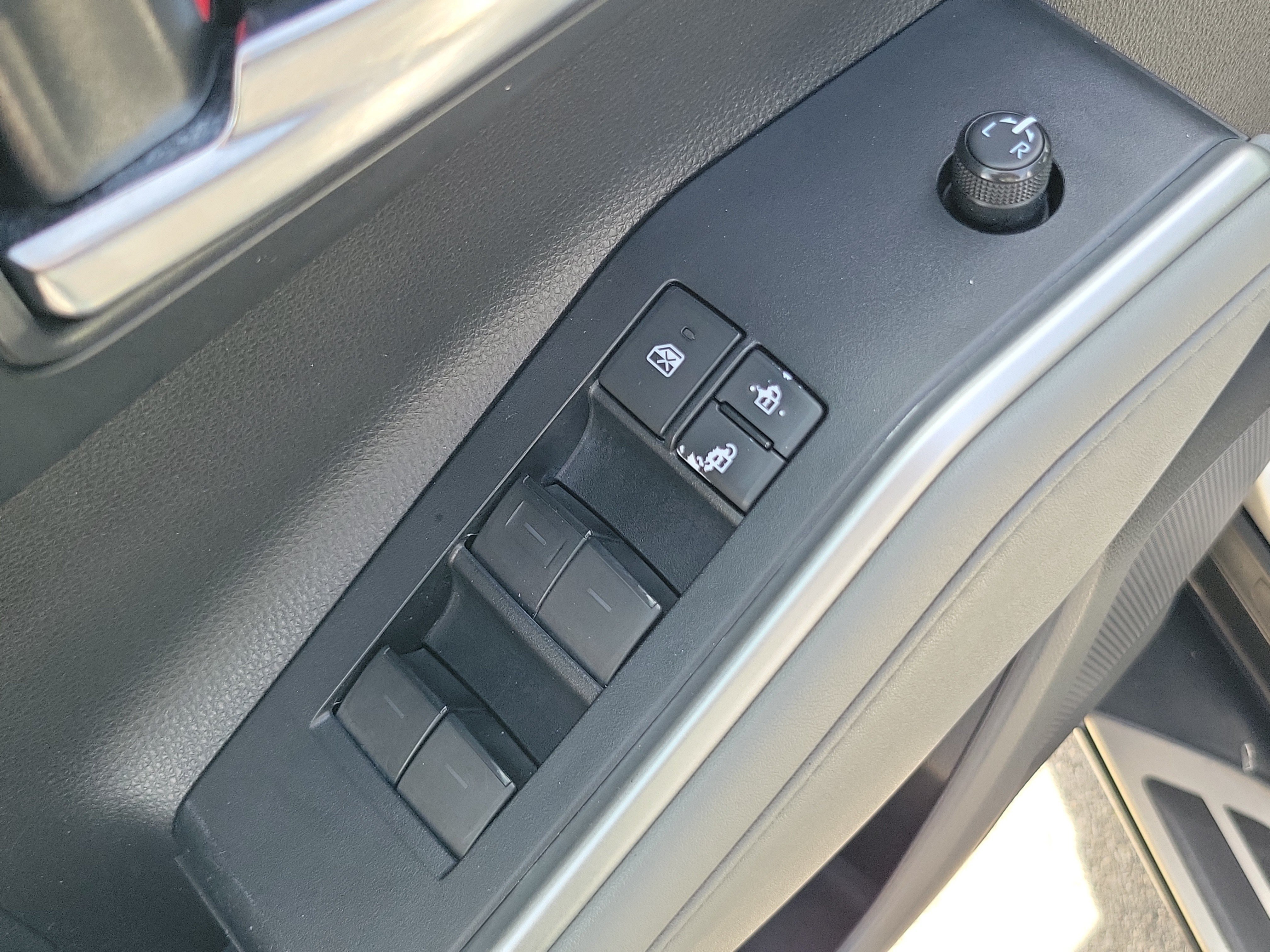 Used 2021 Toyota Highlander XLE FWD image 28