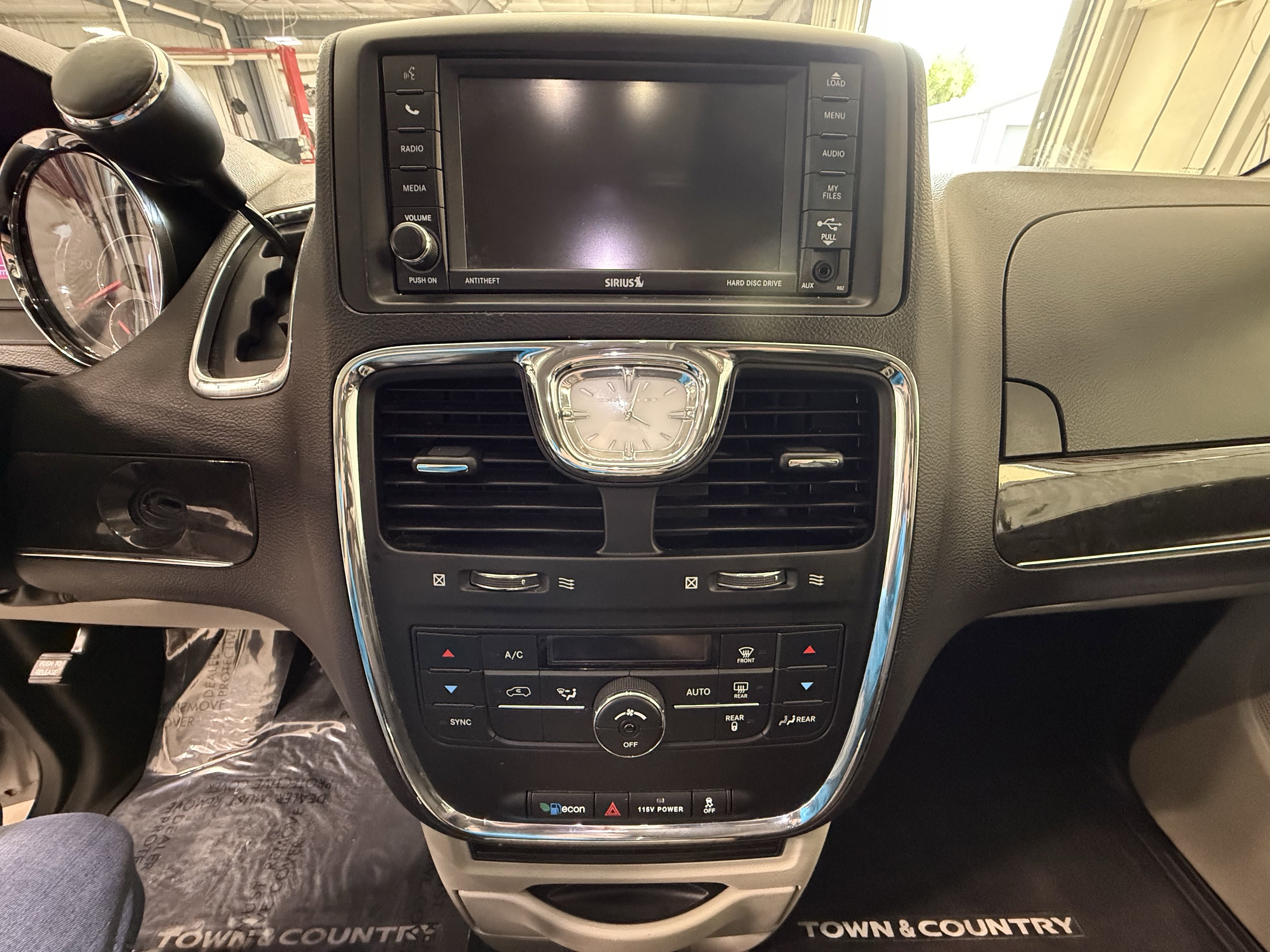 Used 2016 Chrysler Town & Country Touring FWD image 13