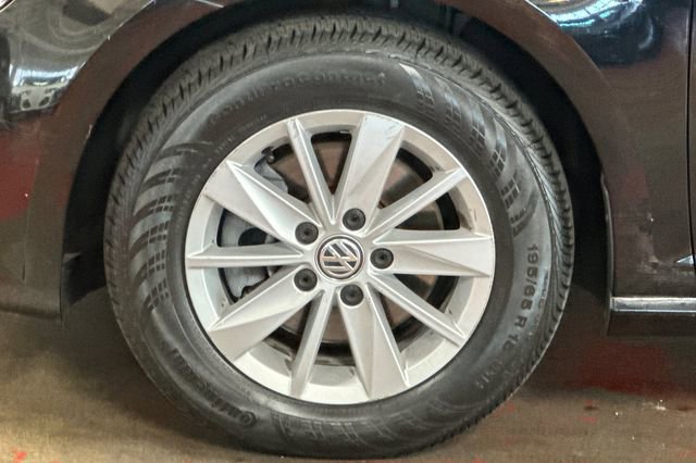 Used 2016 Volkswagen Golf S image 32