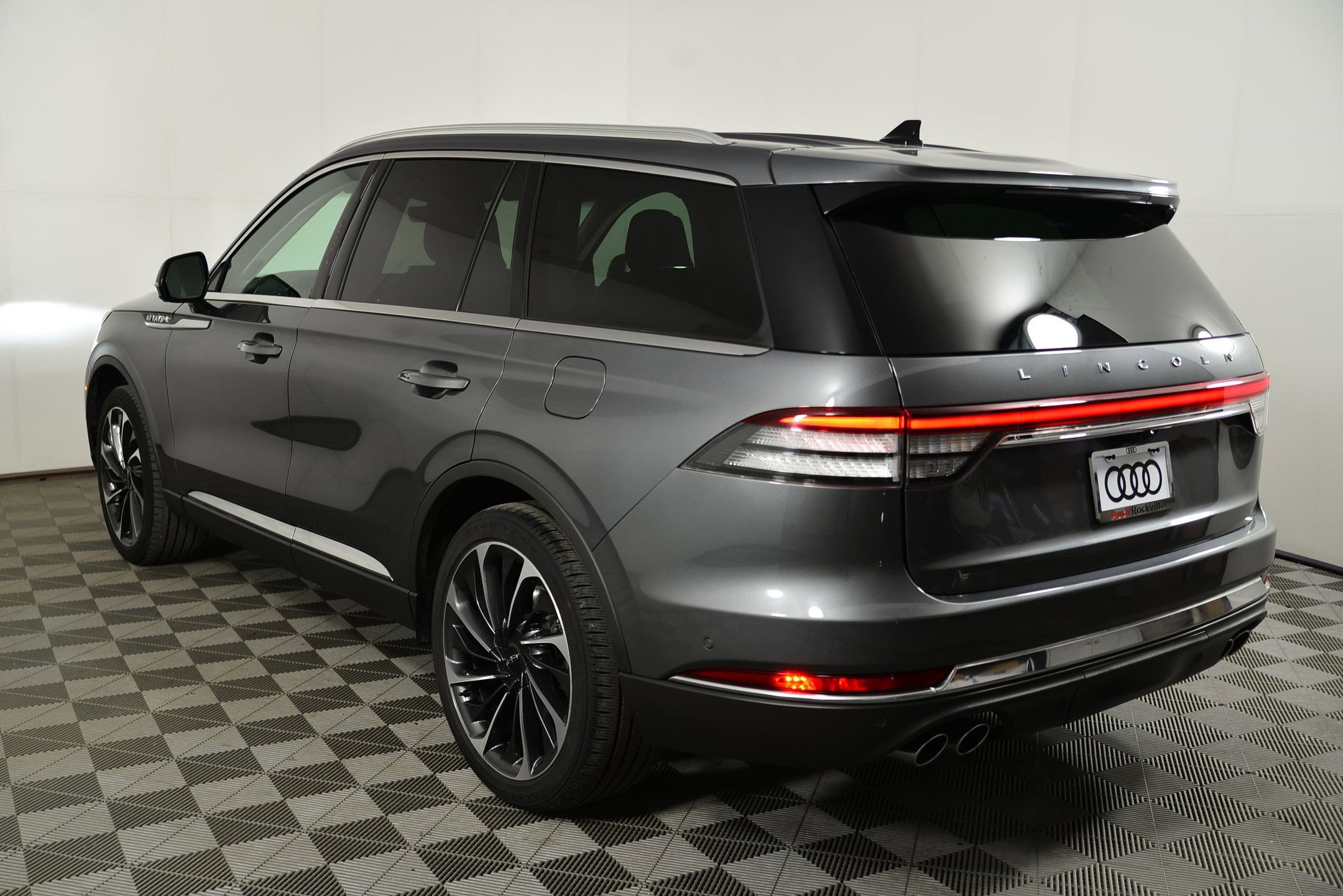 Used 2023 Lincoln Aviator Reserve w/ Equipment Group 201A image 3