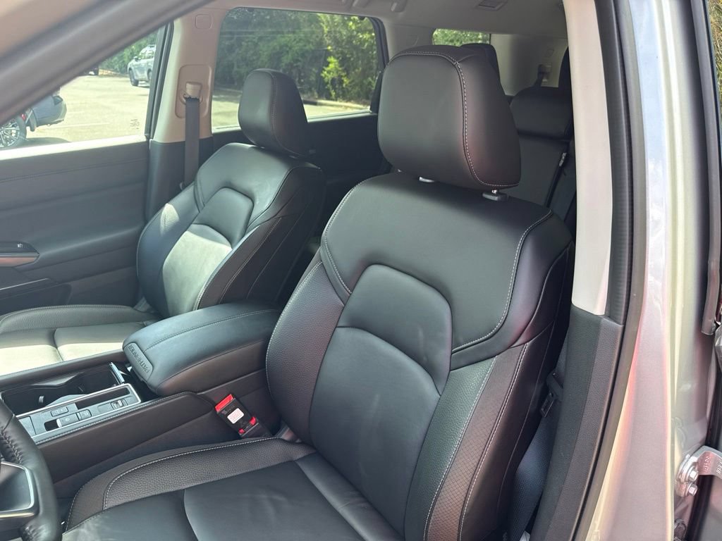 Used 2025 Nissan Pathfinder SL w/ Black Appearance Package FWD image 15