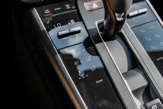 Used 2025 Porsche Macan AWD/4WD image 31