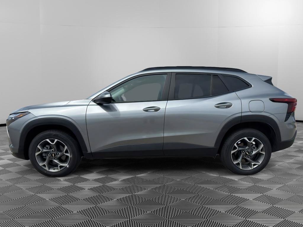 Used 2025 Chevrolet Trax LT FWD image 2