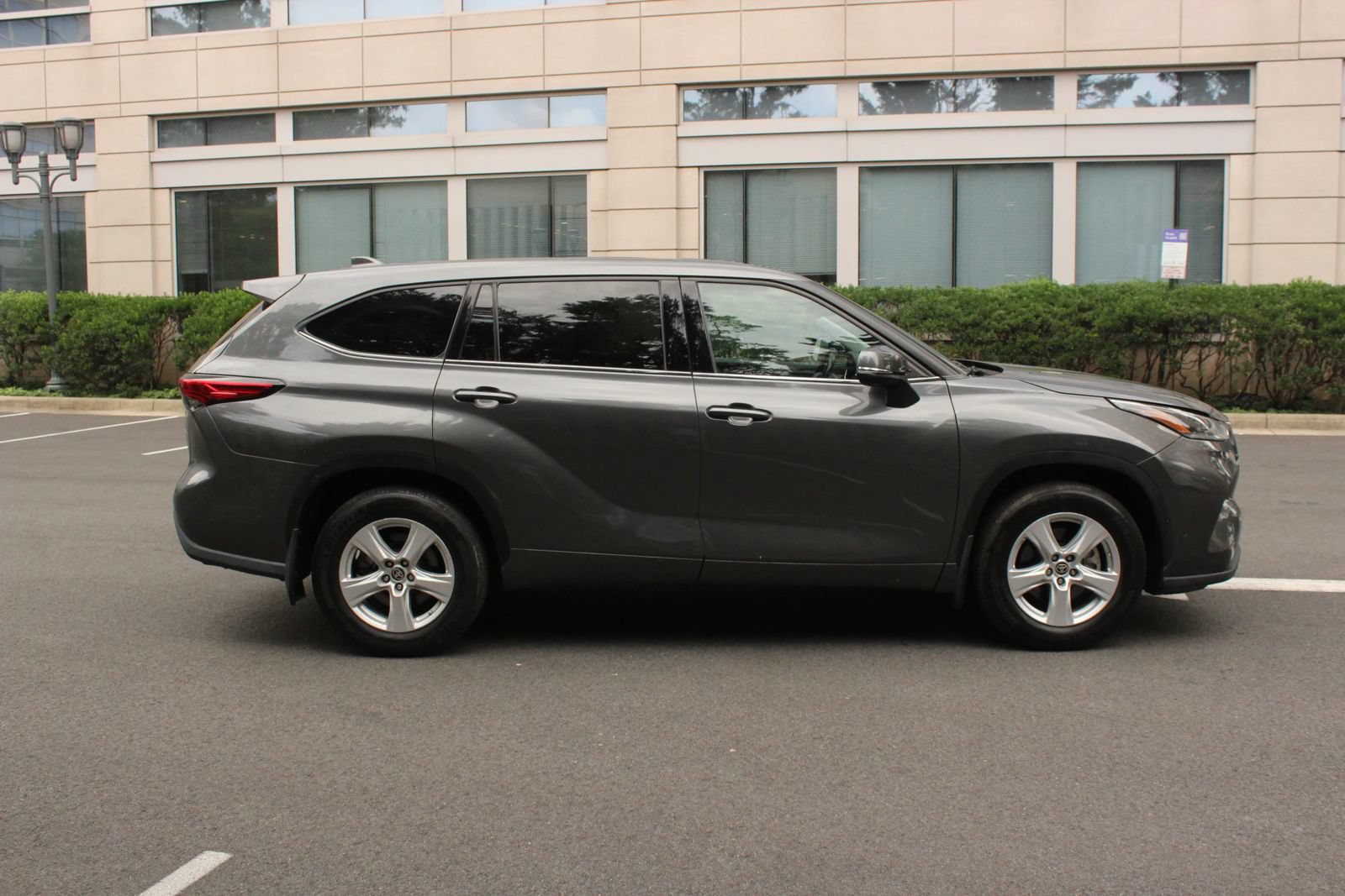 Used 2021 Toyota Highlander LE AWD/4WD image 6