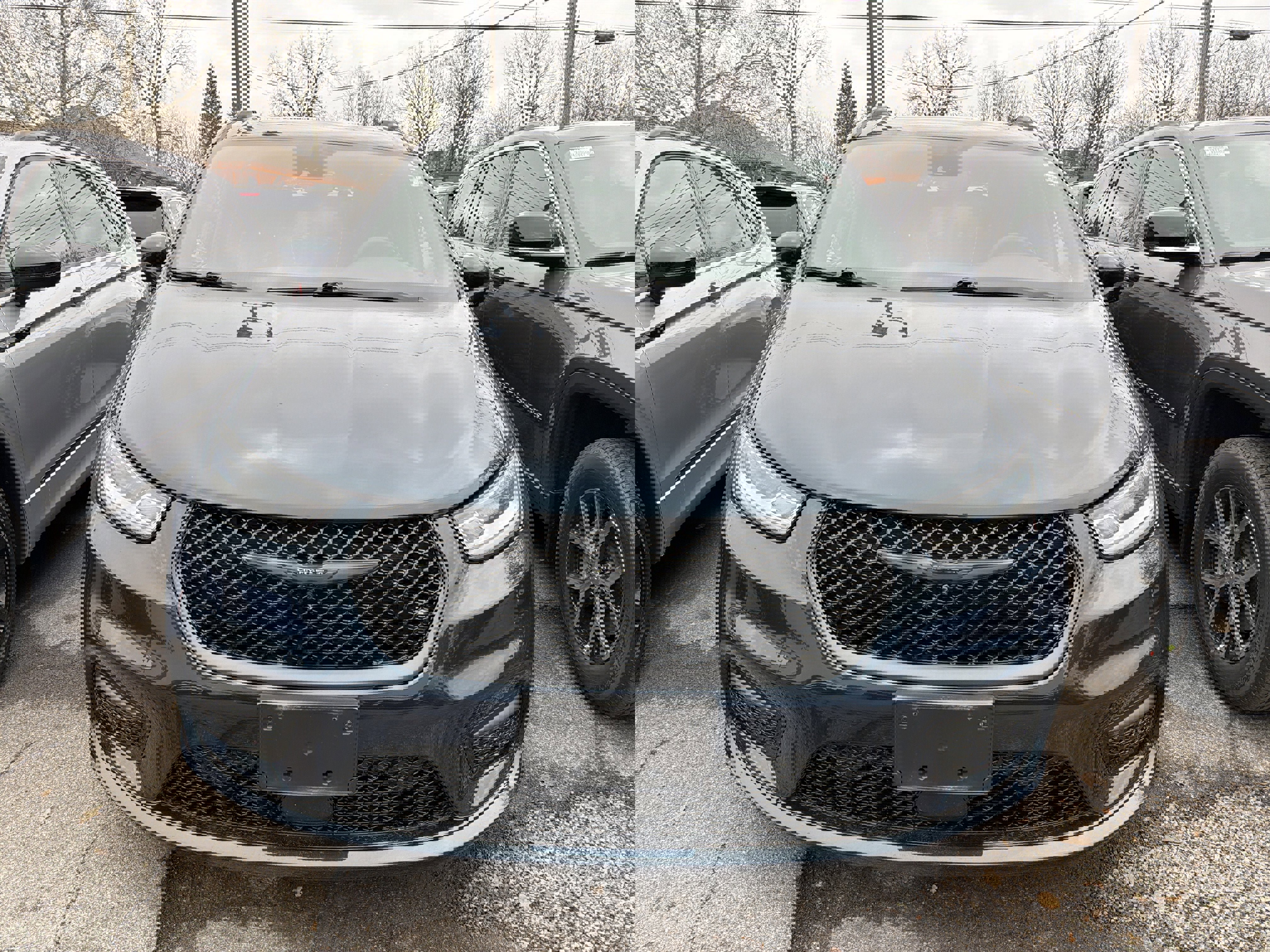 Used 2022 Chrysler Pacifica Limited w/ Uconnect Theater Family Group image 3