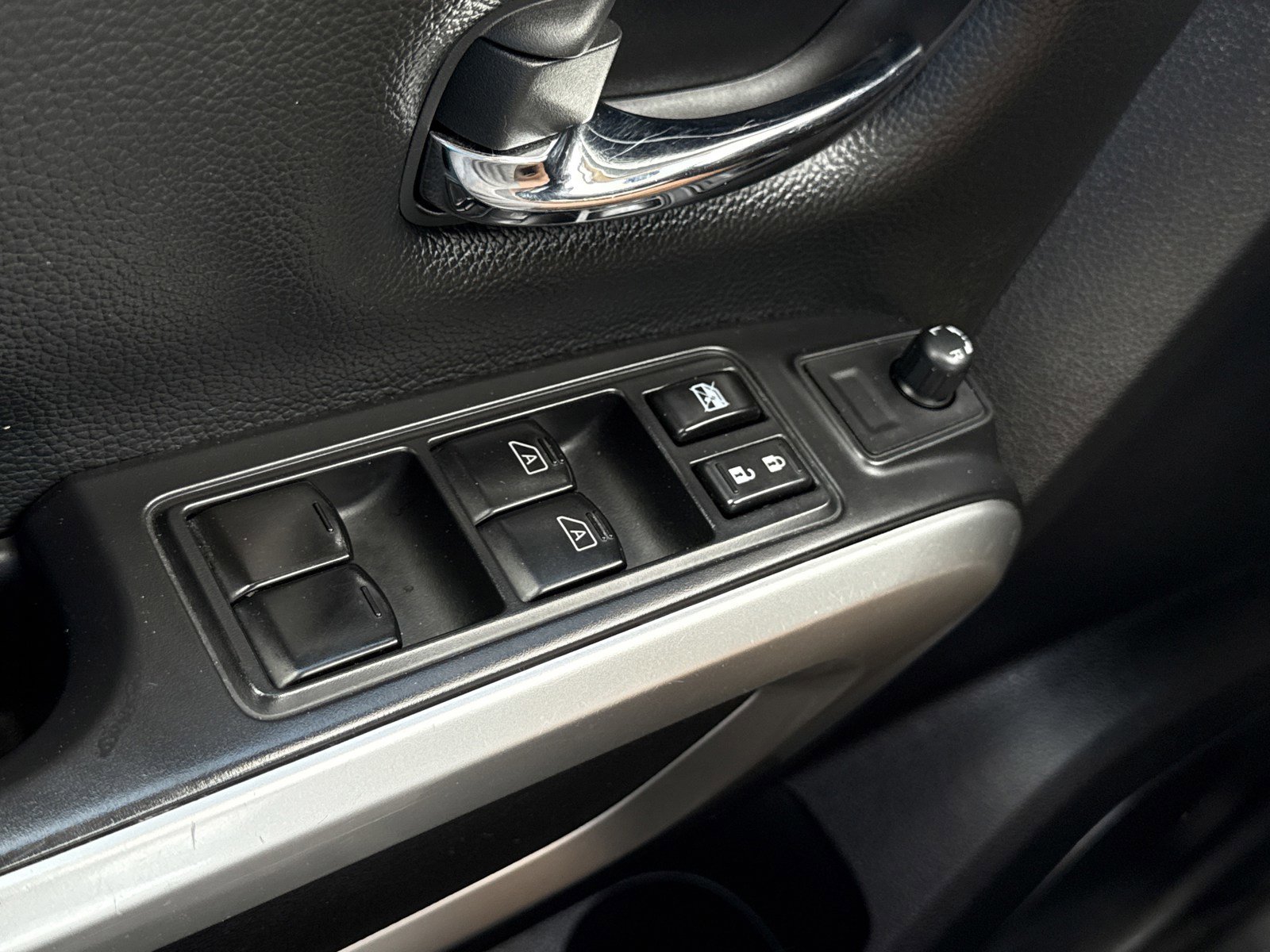 Used 2022 Nissan Titan SV image 15