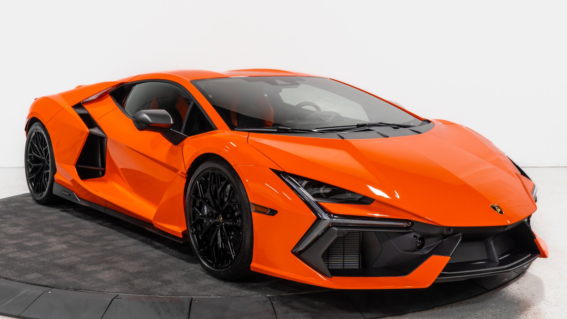 Used 2025 Lamborghini Revuelto image 11