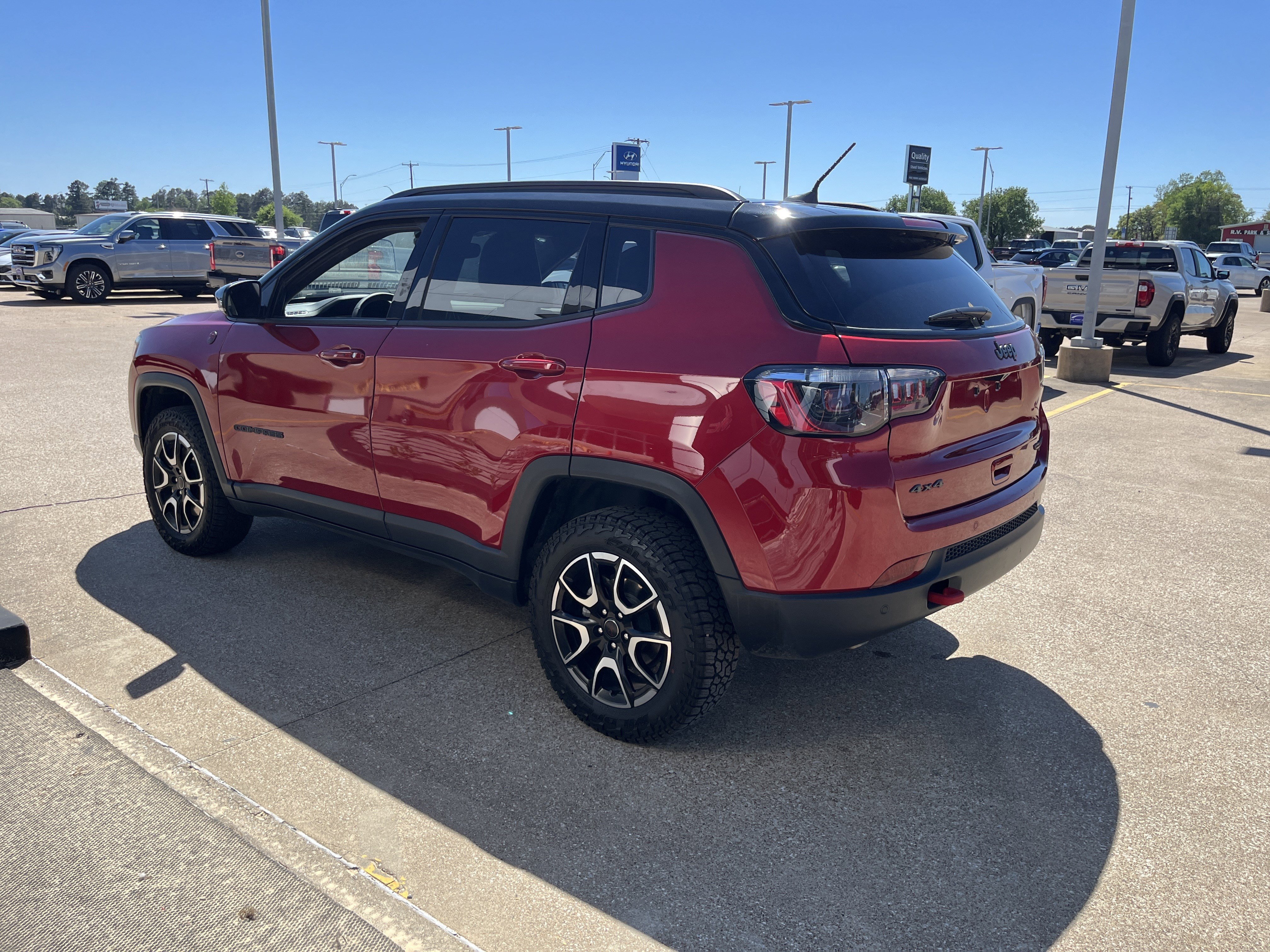 Used 2025 Jeep Compass Trailhawk image 4
