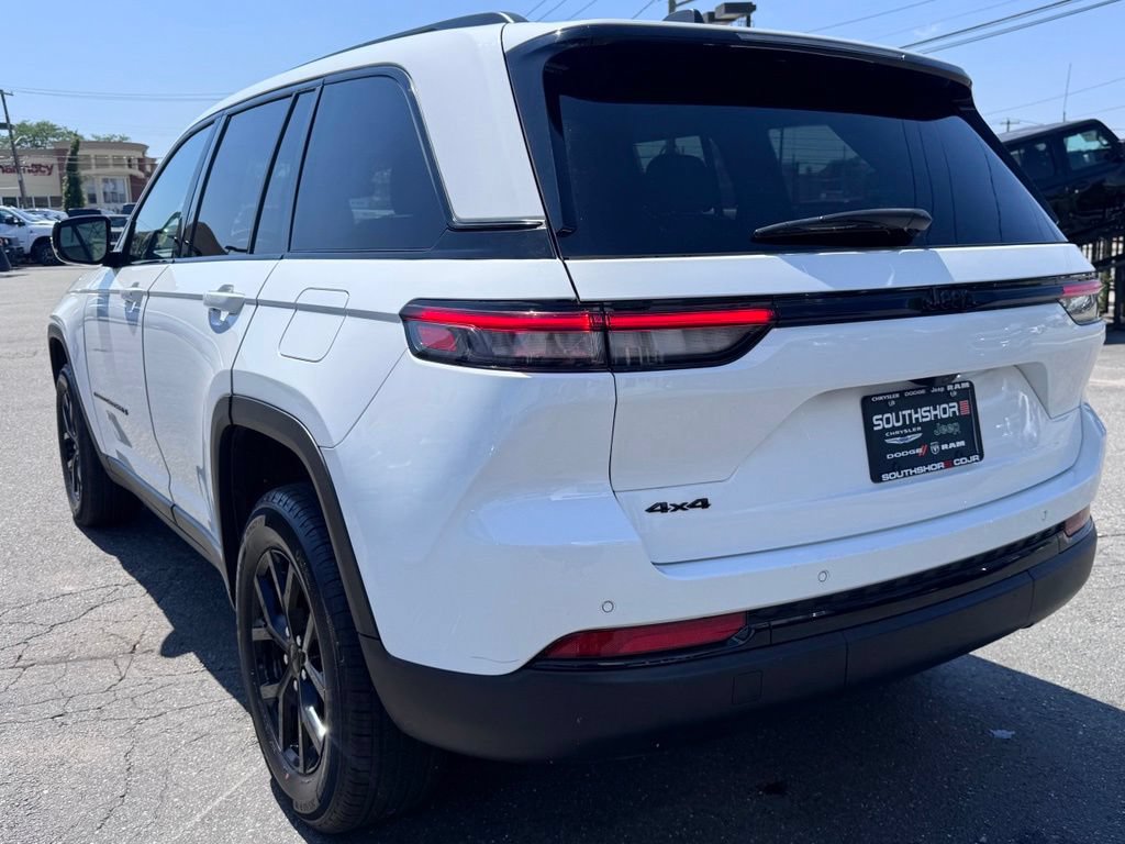 Used 2024 Jeep Grand Cherokee Altitude AWD/4WD image 5