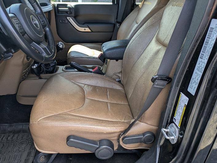 Used 2015 Jeep Wrangler Unlimited Sahara w/ Connectivity Group AWD/4WD image 9
