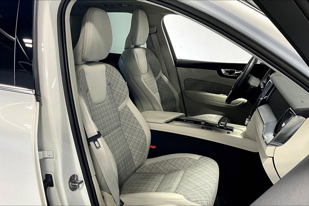 Used 2022 Volvo XC60 B5 Momentum image 10