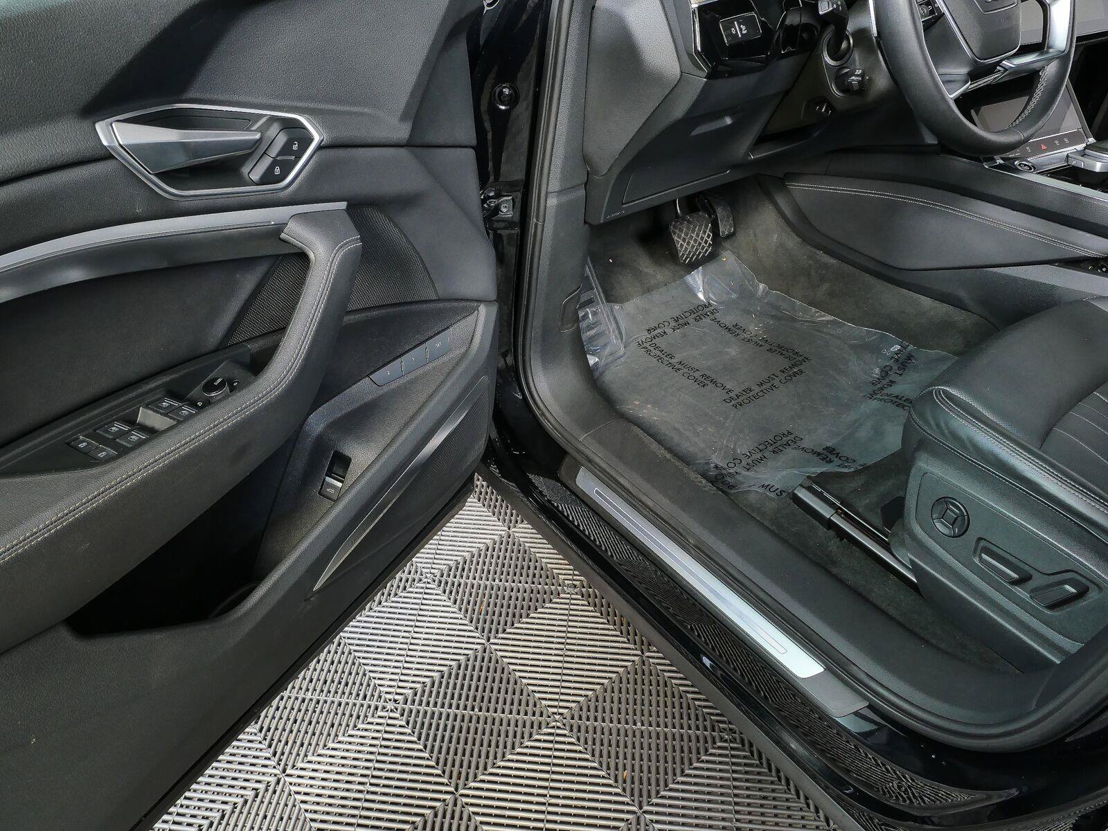 Used 2023 Audi e-tron Premium Plus w/ Premium Plus Package AWD/4WD image 9