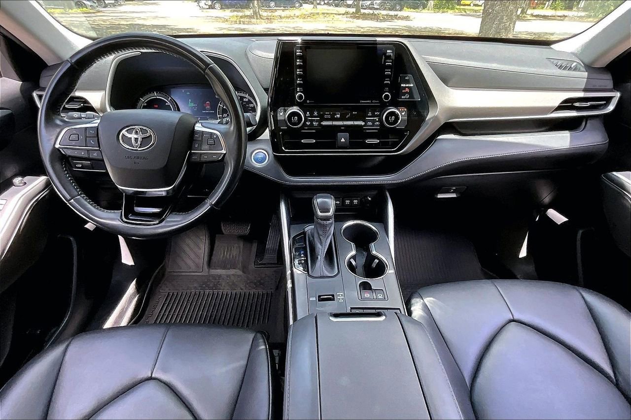 Used 2021 Toyota Highlander XLE AWD/4WD image 7