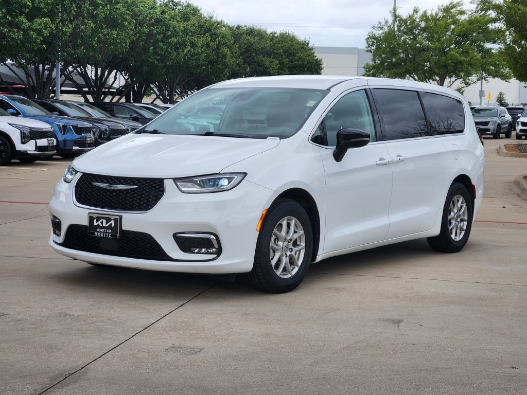 Used 2024 Chrysler Pacifica Touring-L FWD image 2