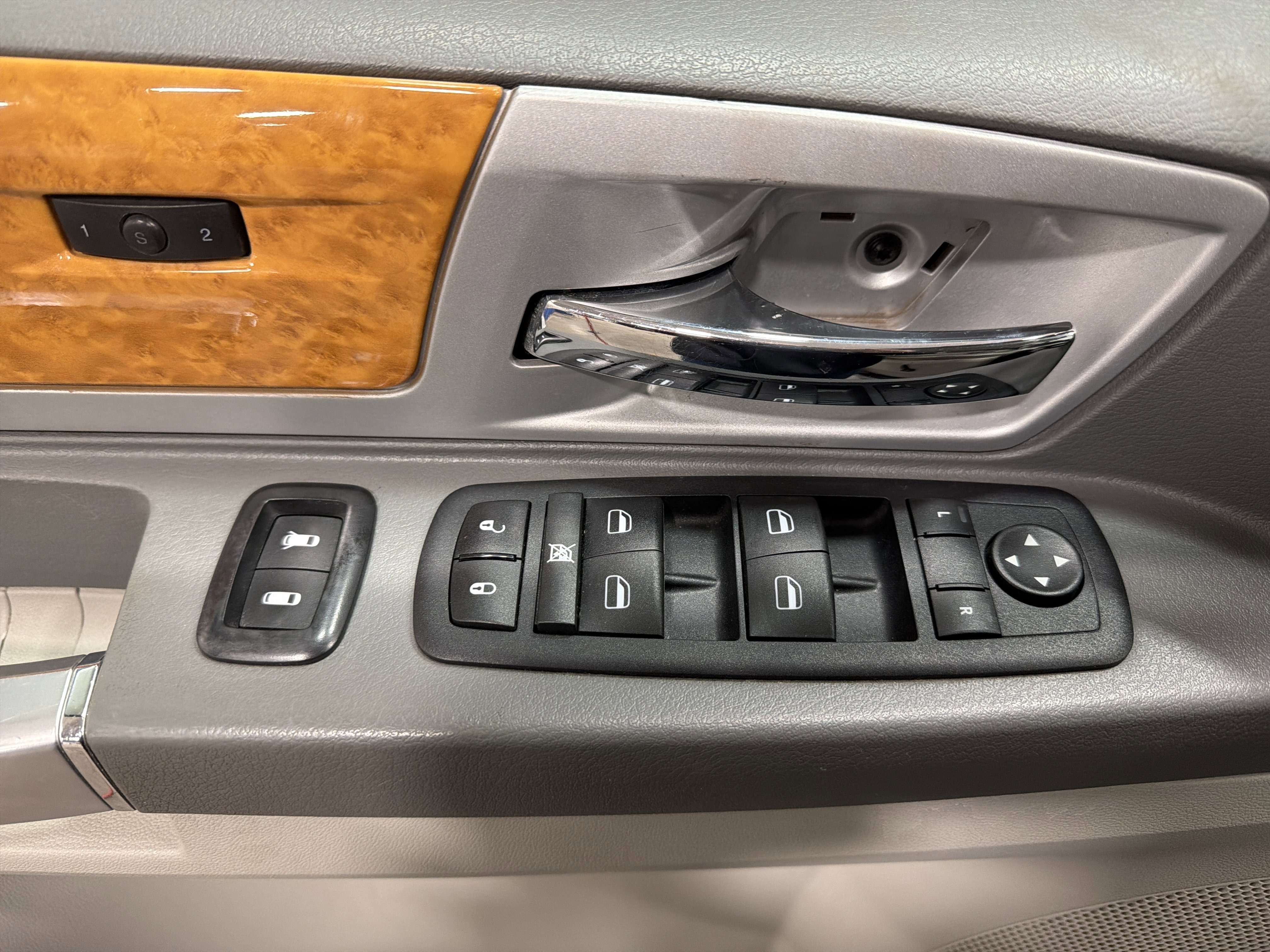 Used 2009 Chrysler Town & Country Limited w/ Entertainment Group #3 image 6